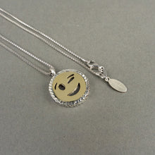 Carica l'immagine nel visualizzatore di Gallery, Ciondolo Smile Occhiolino
